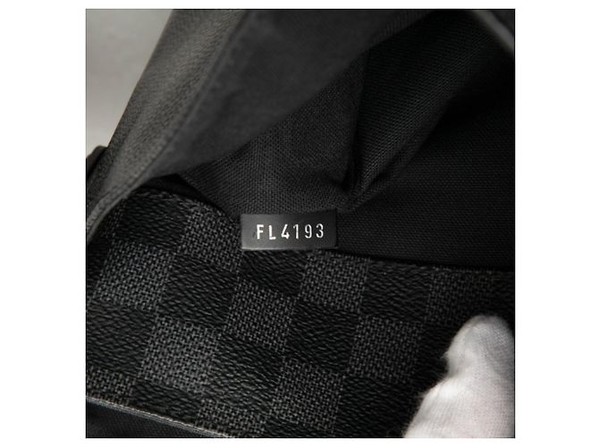 Sac bandoulière Louis Vuitton Damier Graphite District PM Noir - Ansicht 6