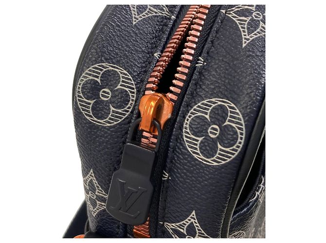 Borsa a tracolla Louis Vuitton Danube PM Upside Down Blu Monogramma - vista 12