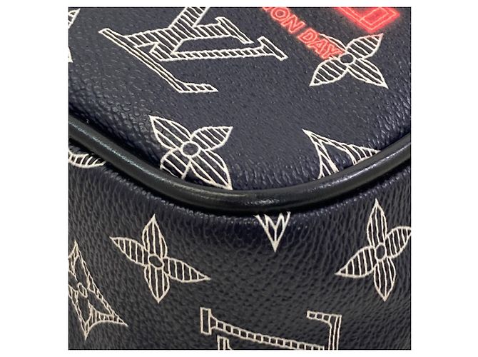 Borsa a tracolla Louis Vuitton Danube PM Upside Down Blu Monogramma - vista 14