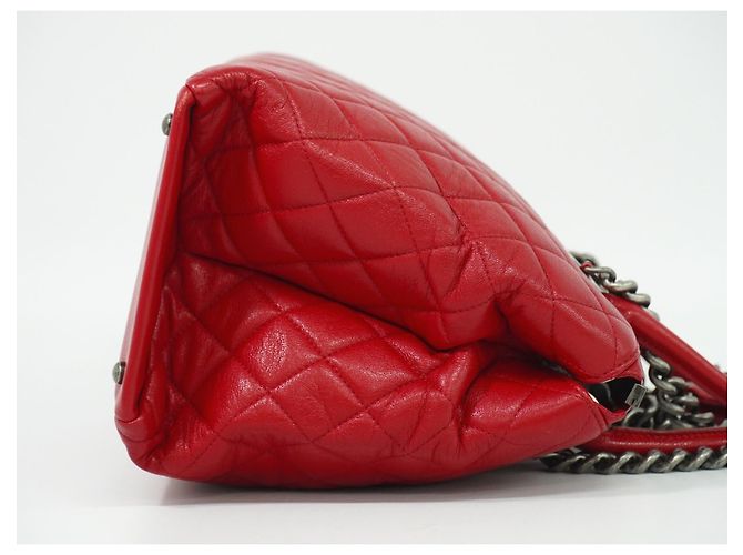Chanel Boy Chained Quilted Calfskin Medium Roja - vista 3
