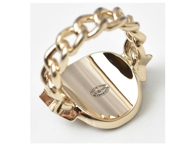 Anel banda Chanel banhado a ouro com marca Coco Dourado - vista 5