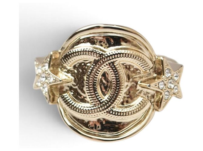 Anel banda Chanel banhado a ouro com marca Coco Dourado - vista 6