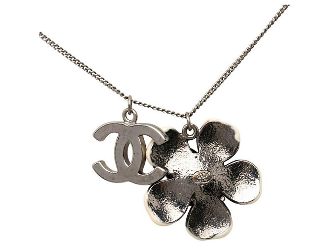 Chanel Coco Mark Anhänger Halskette mit Kamelienblüten-Motiv Schwarz Silber Weiß - Ansicht 2