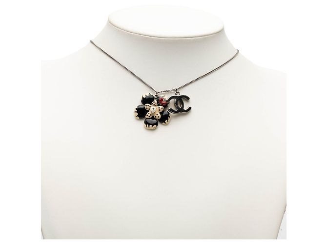Chanel Coco Mark Anhänger Halskette mit Kamelienblüten-Motiv Schwarz Silber Weiß - Ansicht 6