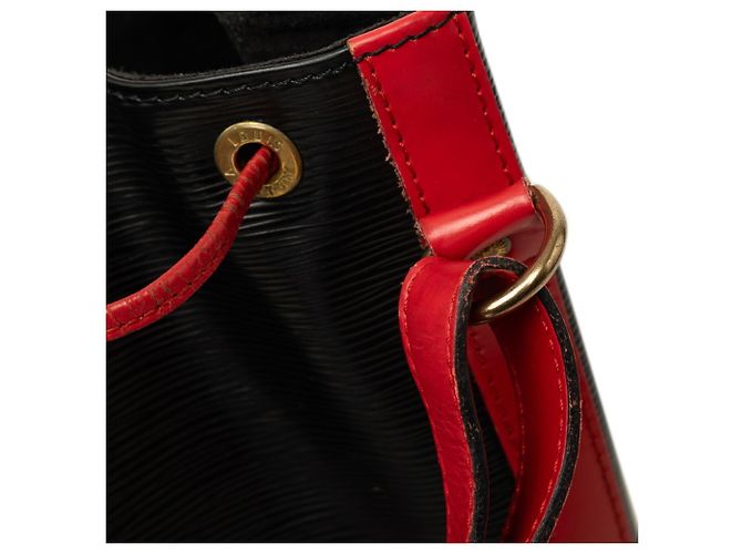 Borsa Louis Vuitton Epi Noe a tracolla Nero Rosso - vista 4