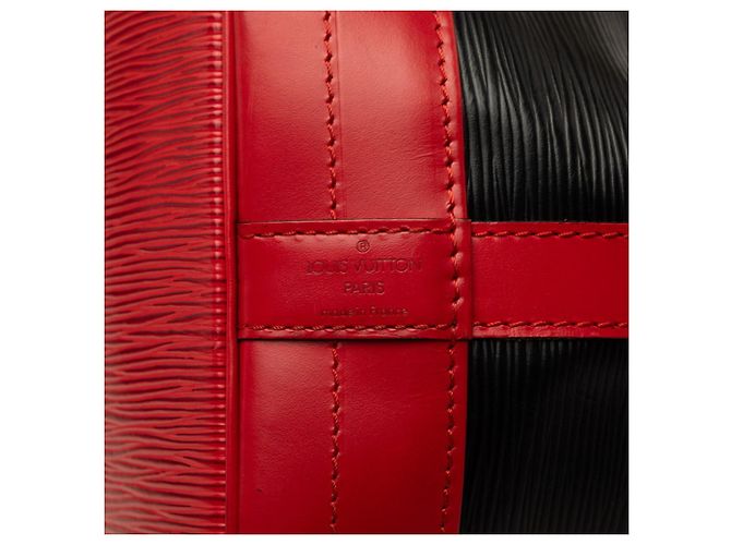 Borsa Louis Vuitton Epi Noe a tracolla Nero Rosso - vista 7