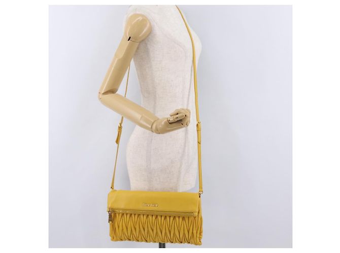 Borsa a tracolla Miu Miu Matelassé in pelle 2way Yellow Gold Auth 202504A D'oro Giallo - vue 33