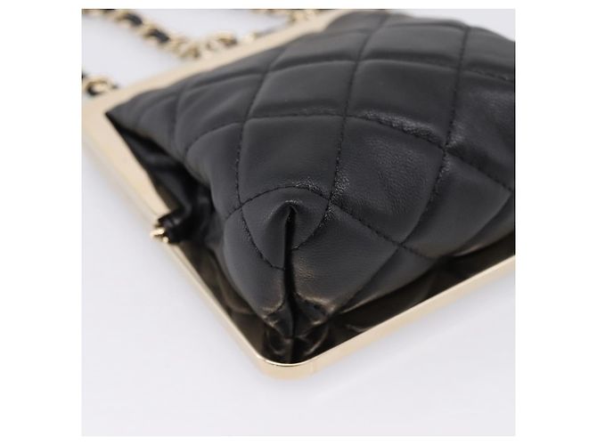 CHANEL Pochette a catena in pelle d'agnello nera dettagli dorati CC Auth 206662SAV Nero - vista 14