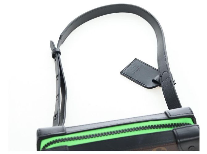 LOUIS VUITTON Monogram LV Friends Soft Trunk Phone Box M80144 LV Auth 204888SAM Monograma - vista 16
