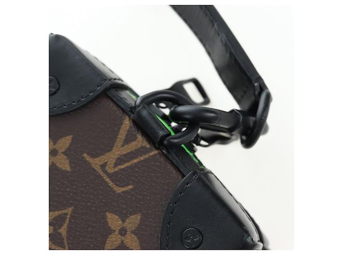 LOUIS VUITTON Monogram LV Friends Soft Trunk Phone Box M80144 LV Auth 204888SAM Monograma - vista 17