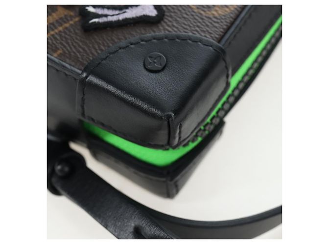 LOUIS VUITTON Monogram LV Friends Soft Trunk Phone Box M80144 LV Auth 204888SAM Monograma - vista 19
