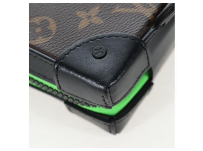 LOUIS VUITTON Monogram LV Friends Soft Trunk Phone Box M80144 LV Auth 204888SAM Monograma - vista 20