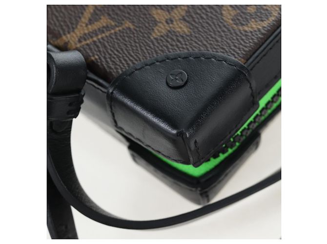 LOUIS VUITTON Monogram LV Friends Soft Trunk Phone Box M80144 LV Auth 204888SAM Monograma - vista 21