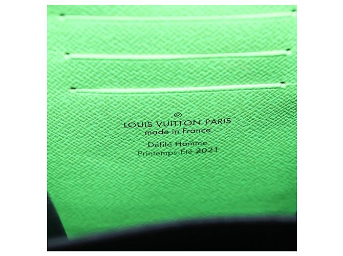 LOUIS VUITTON Monogram LV Friends Soft Trunk Phone Box M80144 LV Auth 204888SAM Monograma - vista 25