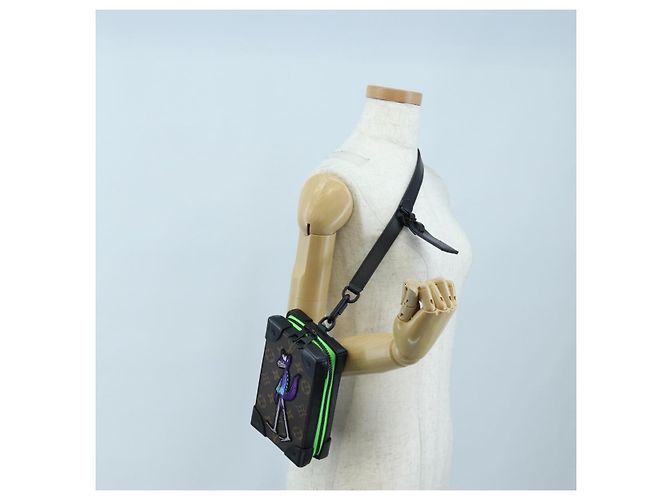 LOUIS VUITTON Monogram LV Friends Soft Trunk Phone Box M80144 LV Auth 204888SAM Monograma - vista 30