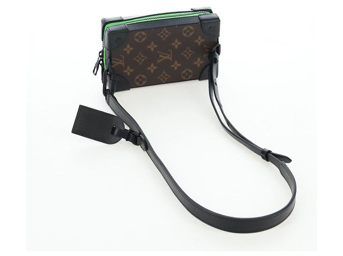LOUIS VUITTON Monogram LV Friends Soft Trunk Phone Box M80144 LV Auth 204888SAM Monograma - vista 7