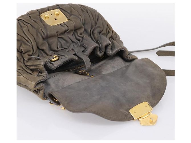 Bolsa de Mão Miu Miu Matelassé em Couro 2way Cinza Tom Dourado Auth 167729A Marrom - vista 22