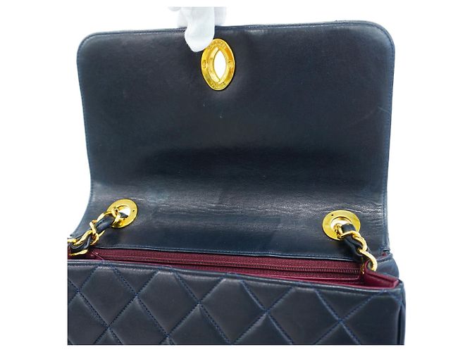 Chanel Matelassé Schultertasche mit Kette Marineblau - Ansicht 10