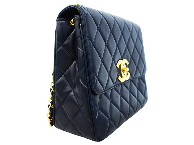 Chanel Matelassé Schultertasche mit Kette Marineblau - Ansicht 2