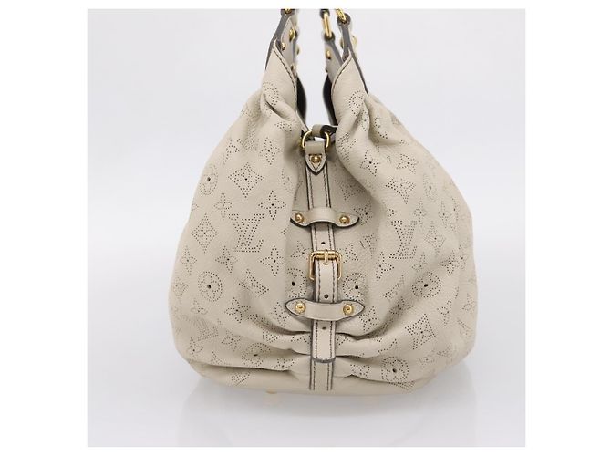 Louis Vuitton L Hobo Mahina Leather Beige - vista 3