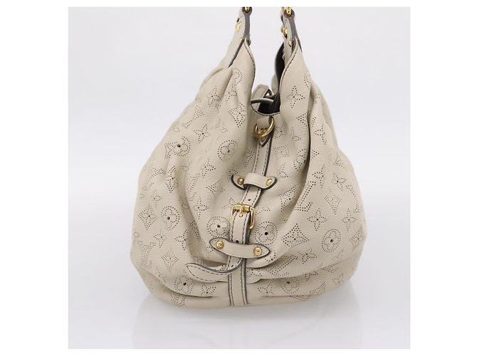 Louis Vuitton L Hobo Mahina Leather Beige - vista 4