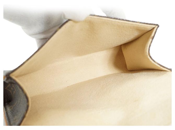 Louis Vuitton Monogram Pochette Florentine Castaño Beige - vista 11