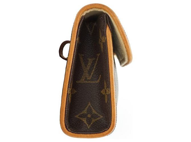 Louis Vuitton Monogram Pochette Florentine Castaño Beige - vista 3