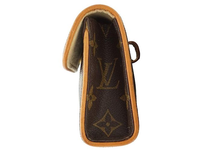 Louis Vuitton Monogram Pochette Florentine Castaño Beige - vista 4