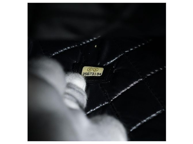 Chanel Clutch CC Studded Deauville O-Case in pelle caviar Nero - vista 13