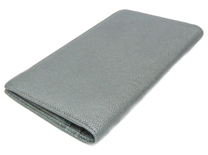Tarjetero bi-fold de piel Chanel CC Button Plata - vista 2