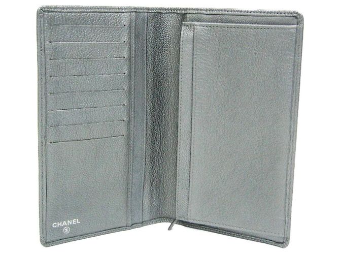 Tarjetero bi-fold de piel Chanel CC Button Plata - vista 3