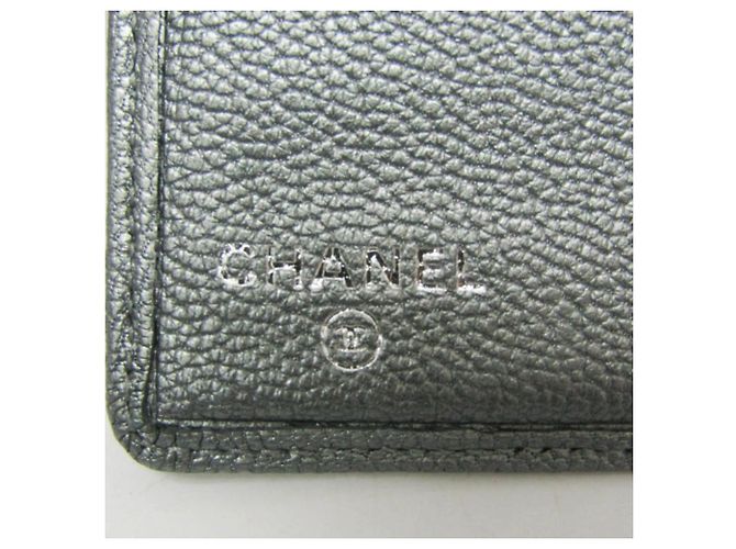 Tarjetero bi-fold de piel Chanel CC Button Plata - vista 5