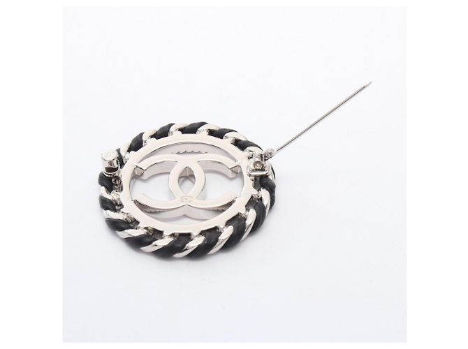 Broche Chanel Coco Mark Circle Negro - vista 2