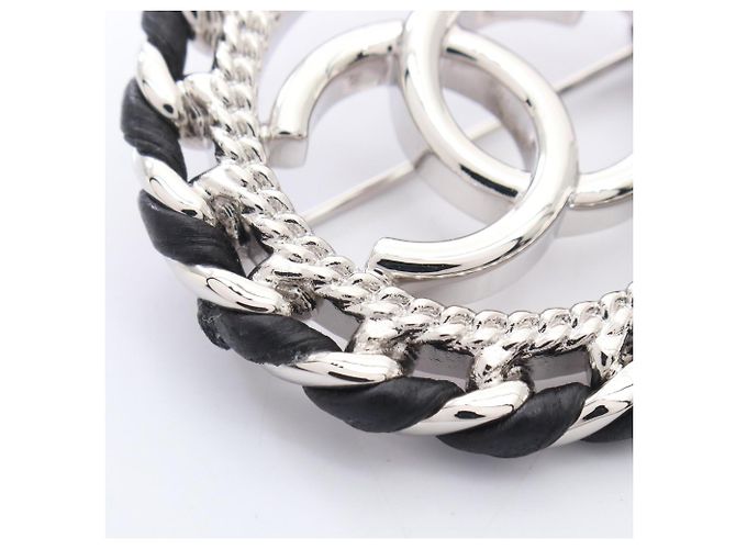 Broche Chanel Coco Mark Circle Negro - vista 4