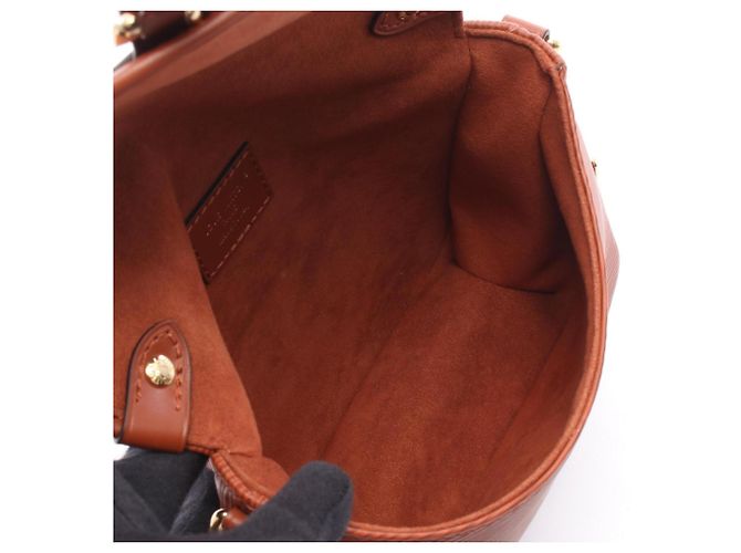 Bolso Louis Vuitton Saumur BB Epi Cognac Castaño - vista 3