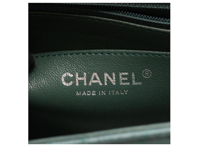 Borsa a tracolla Chanel Mini Matelassé in Verde - vista 4