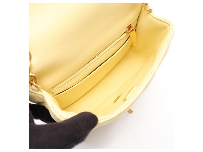 Chanel Mini Matelassé Schultertasche aus gelbem Lammleder - Ansicht 3