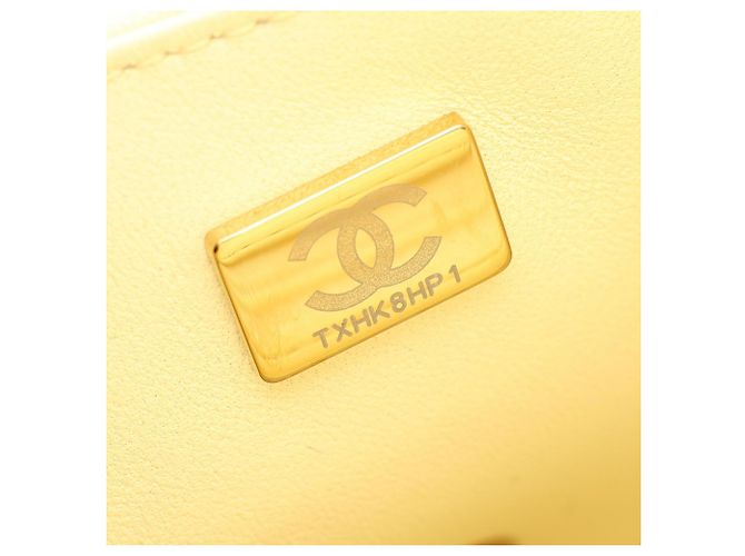 Chanel Mini Matelassé Schultertasche aus gelbem Lammleder - Ansicht 5