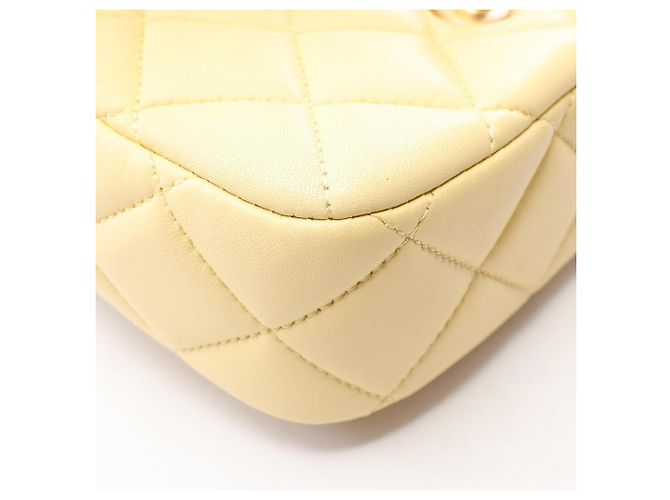 Chanel Mini Matelassé Schultertasche aus gelbem Lammleder - Ansicht 7