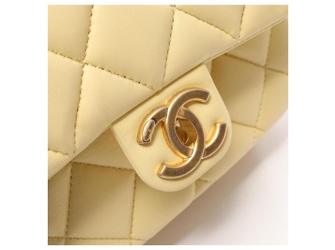 Chanel Mini Matelassé Schultertasche aus gelbem Lammleder - Ansicht 8