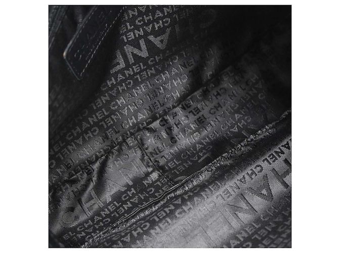 Chanel Camellia Chain Embossed Suede Medium Preto - vista 3