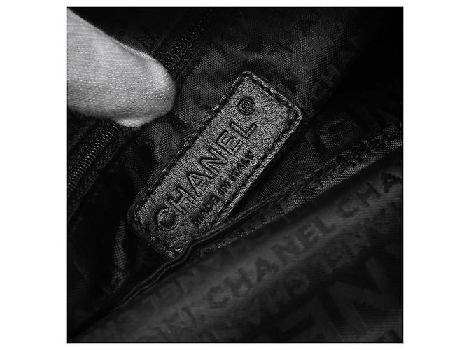 Chanel Camellia Chain Embossed Suede Medium Preto - vista 4