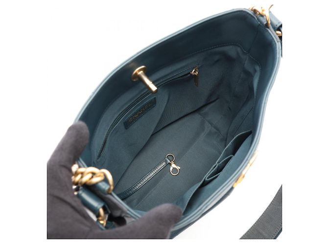 Borsa a tracolla Chanel Matelassé in pelle verde - vista 3