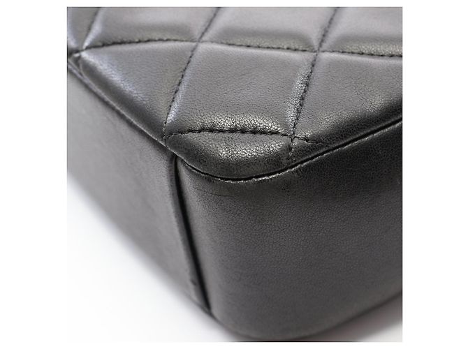 Chanel Matelassé Schultertasche aus schwarzem Lammleder - Ansicht 9