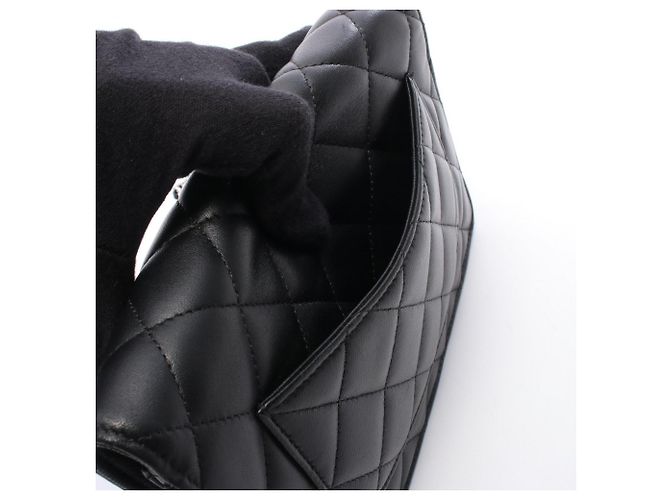 Chanel Matelassé Schultertasche aus schwarzem Lammleder - Ansicht 6