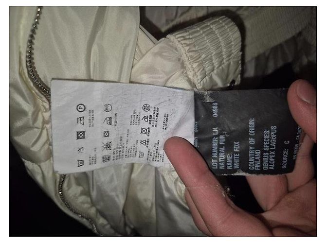 Prada Kurze Daunenjacke mit weißem Fuchsfellbesatz S gebraucht - Ansicht 8
