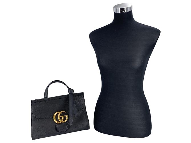 Gucci GG Marmont Schultertasche mit Henkel aus schwarzem genarbtem Leder - Ansicht 2