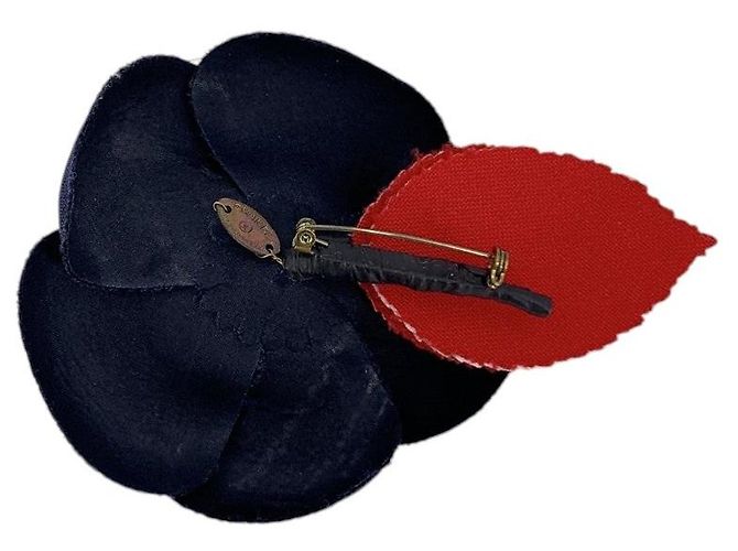 Chanel Spilla Camelia Vintage in Tessuto Blu Navy e Rosso - vista 3