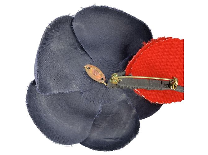 Chanel Spilla Camelia Vintage in Tessuto Blu Navy e Rosso - vista 4