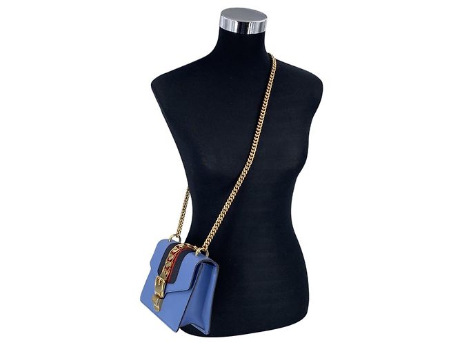 Gucci Mini borsa a tracolla Sylvie con patta, catena e Web in pelle azzurra Blu - vista 2